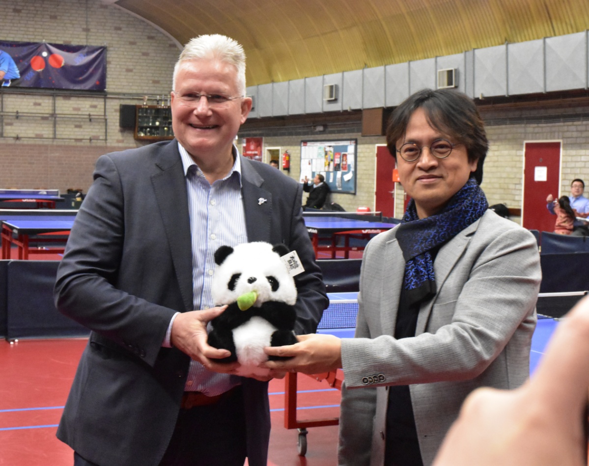 Achim Sialino (Algemeen directeur NTTB) kreeg nog een mooi bedankje toegereikt van de chinese verenigingen namelijk een pluche panda
